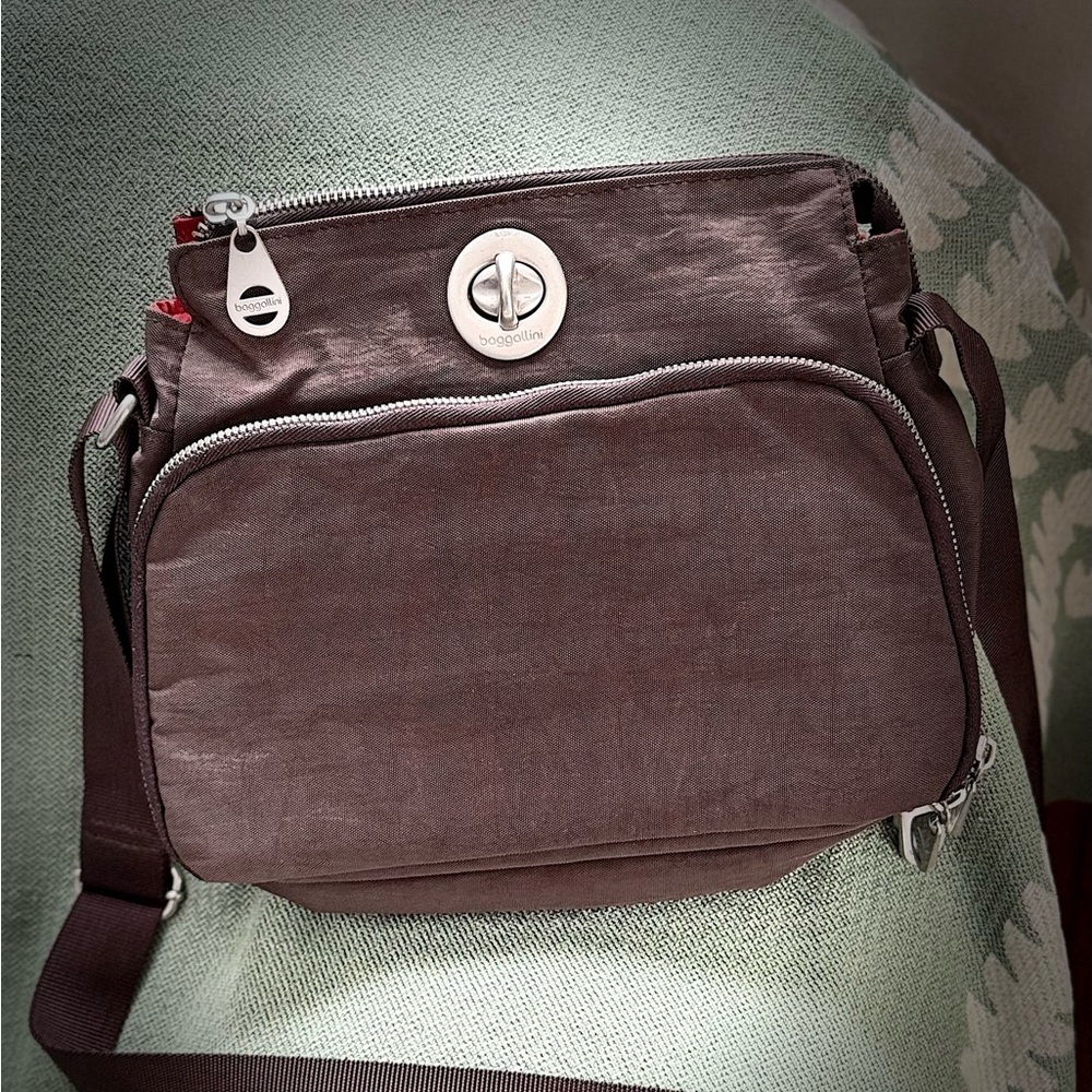 Baggallini Brown Calais Crossbody with contrasting inners and swivel turn-lock. - Picture 11 of 12